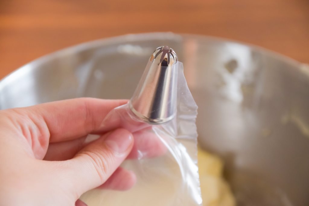 Piping tip for macaron filling