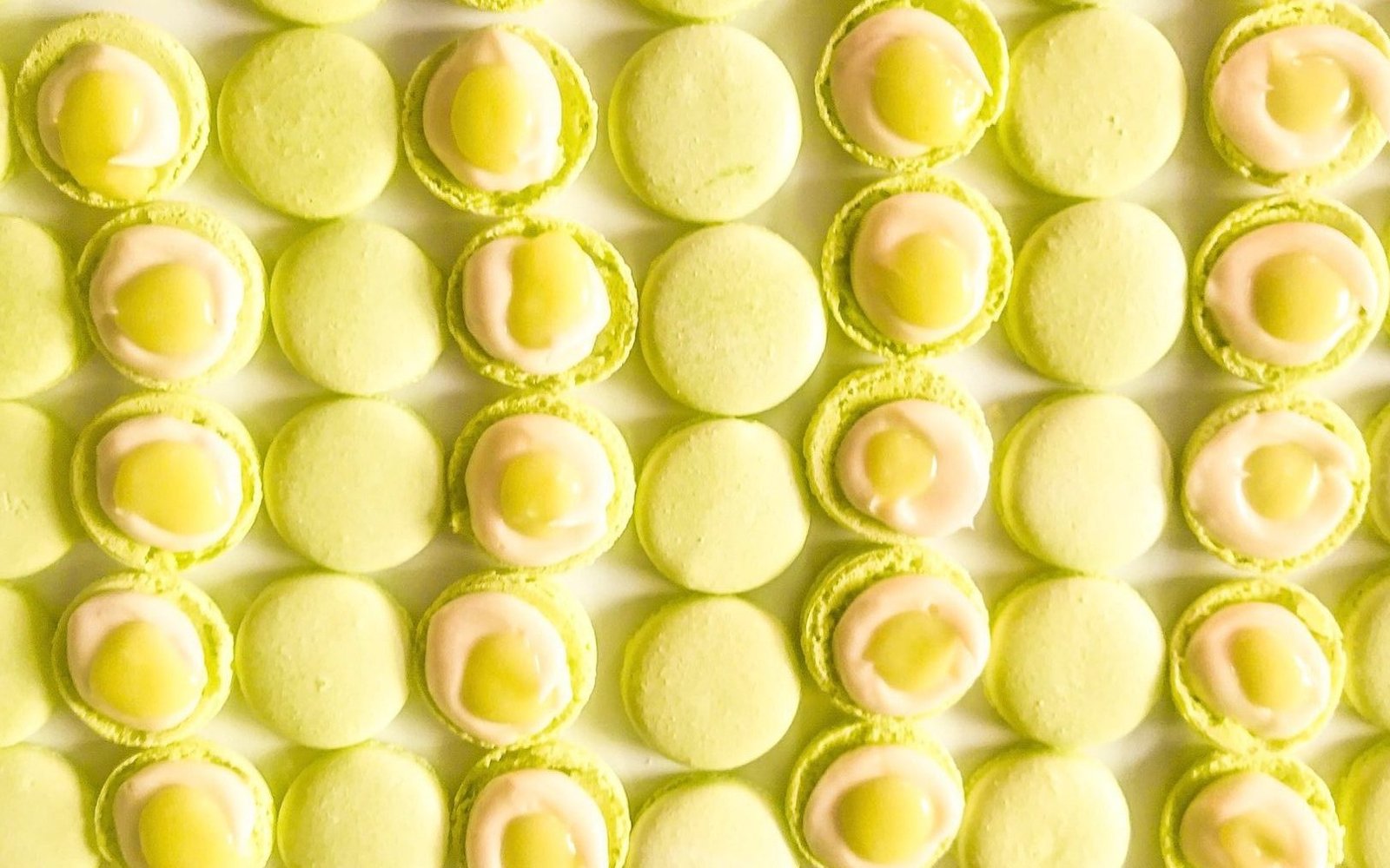 Lemon macarons with fresh lemon curd