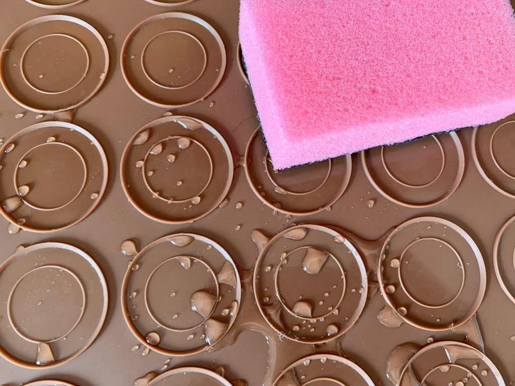 Cleaning macaron silicone baking mats