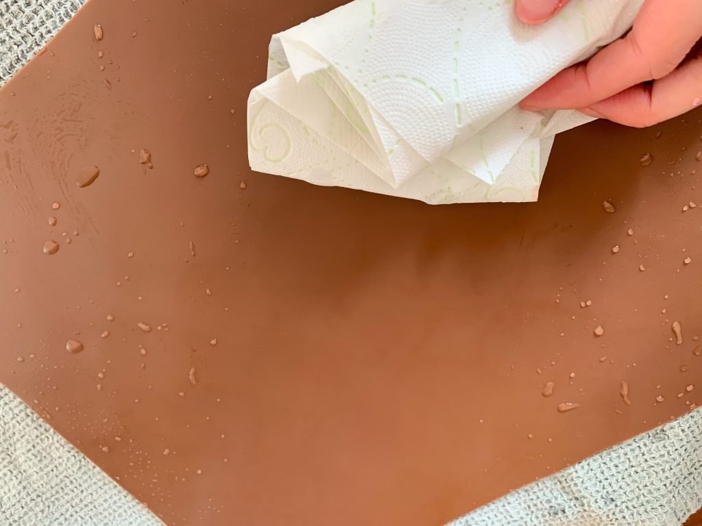 Drying silicone mat with a paper towel