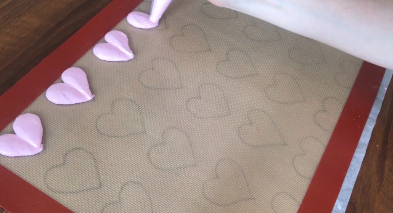 Drawing a heart template for Christmas tree macarons