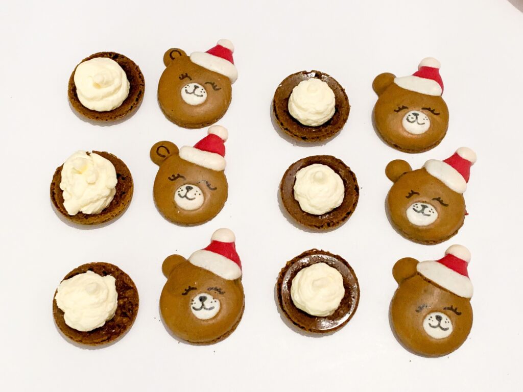 Cute Christmas Macarons Bear-shaped macarons Elf hat Gingerbread flavored filling