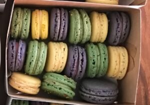 Parchment paper gets wrinkly and seems to warp the spread of the macarons a  bit. Any advice? Preferred brands? : r/macarons