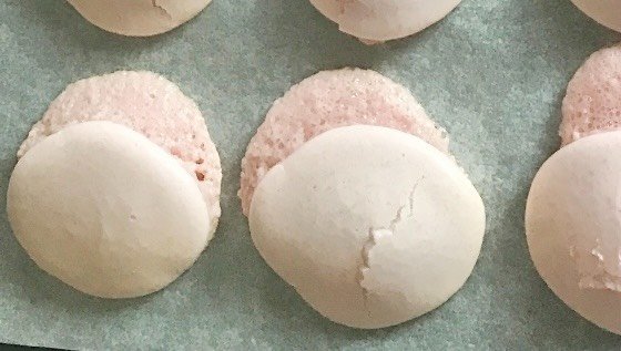 Spread feet cracked macaron shell