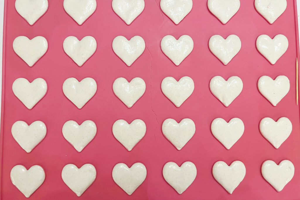 How to pipe heart shaped macaron shells - white heart macarons silicone mat